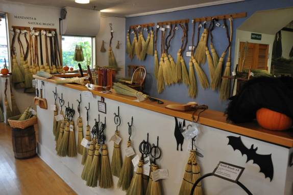 Tradicional loja de vassouras na área do mercado de Granville, em Vancouver, no Canadá